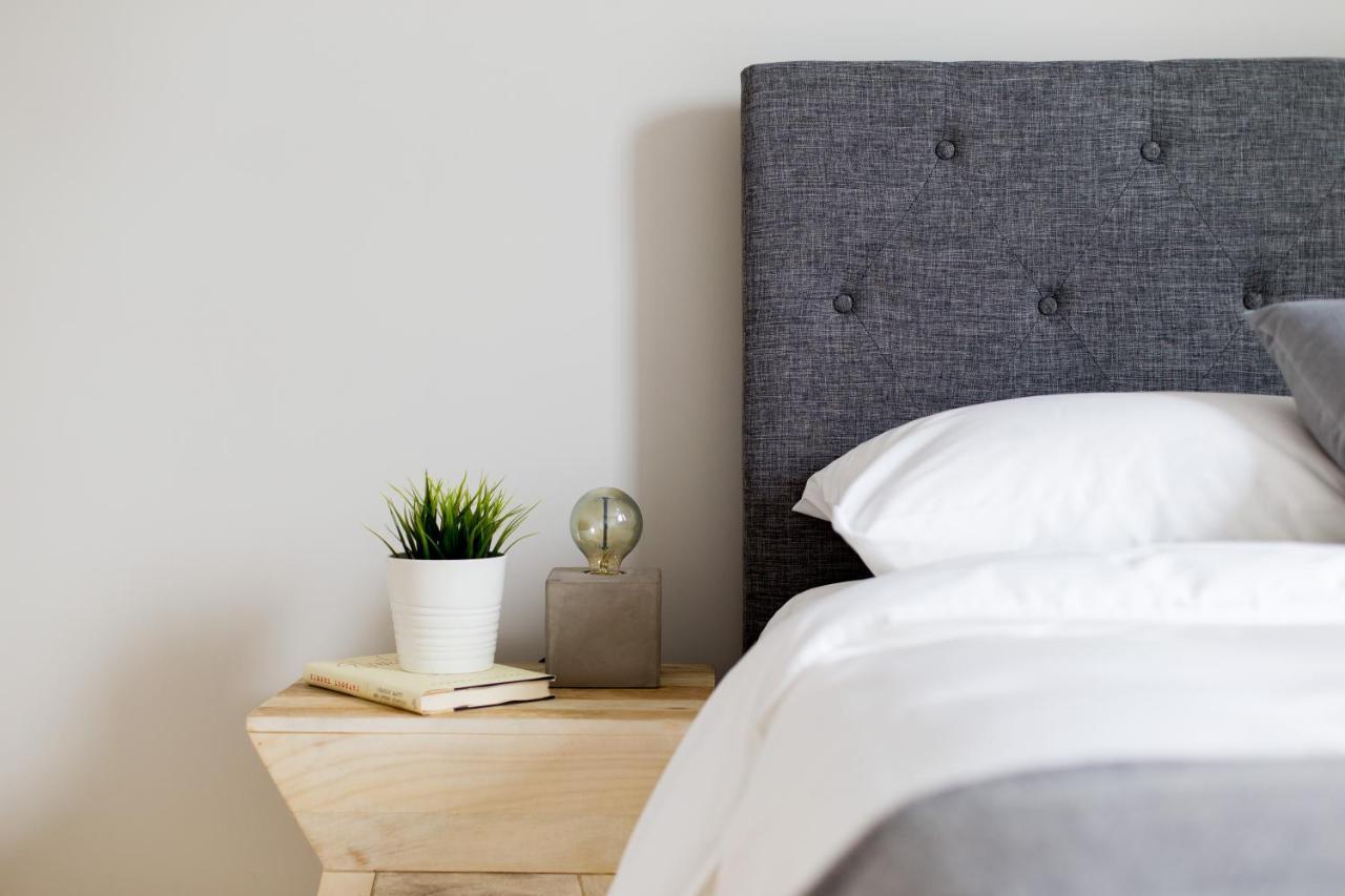 Trendy Little Italy 3 Bedroom Condo By Den Stays Montreal Exteriér fotografie
