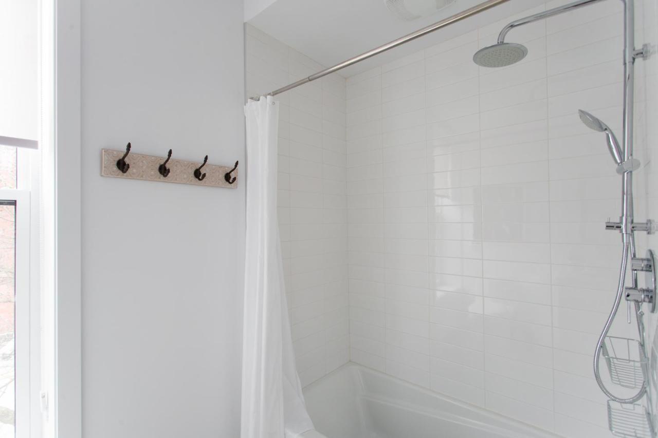 Trendy Little Italy 3 Bedroom Condo By Den Stays Montreal Exteriér fotografie